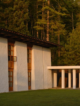 amankora-bhutan-exterior-thimphu-lodge-suites-courtyard.jpg